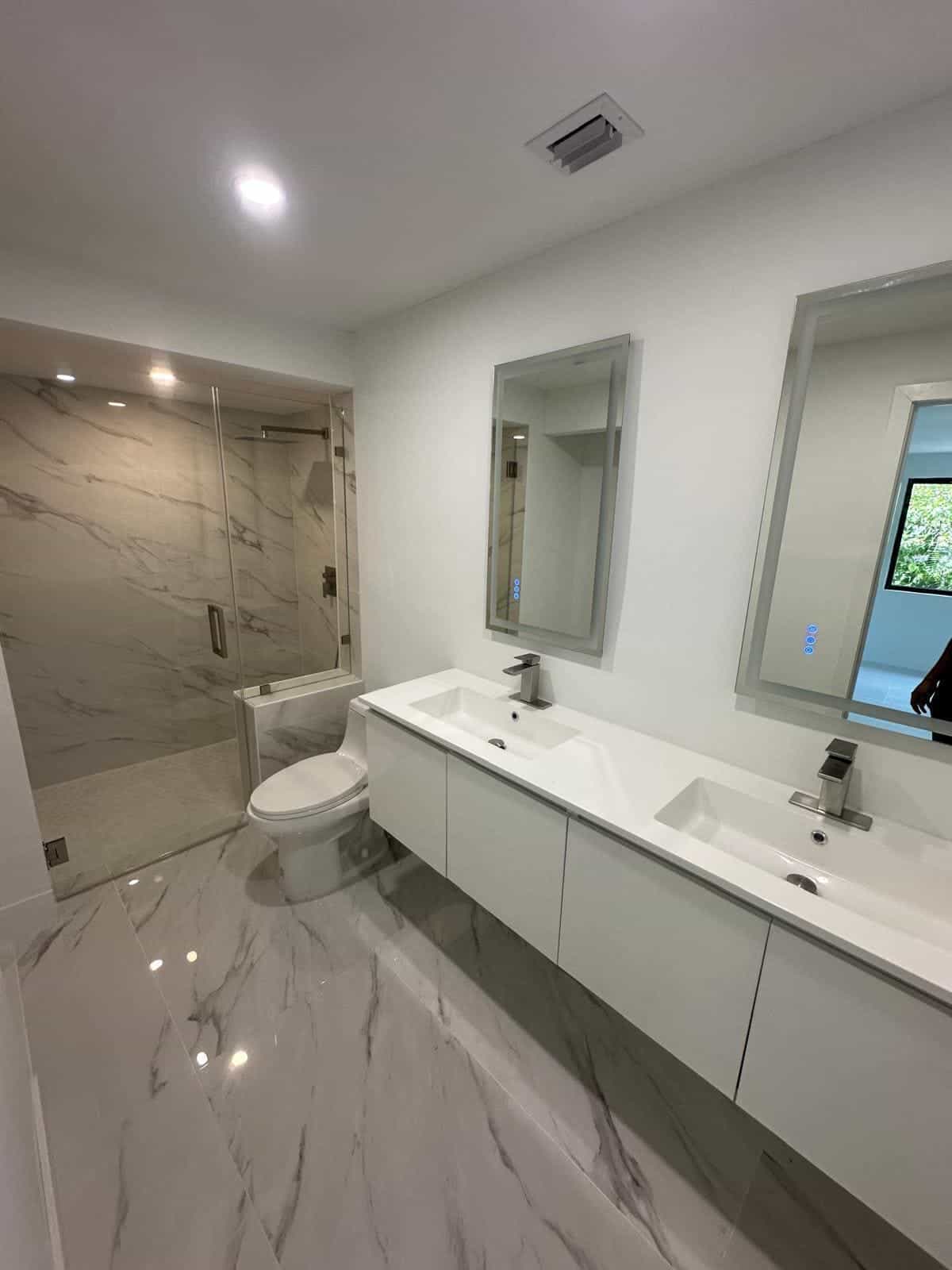 Before and after of a Bathroom remodeling by a plumber in Pinecrest