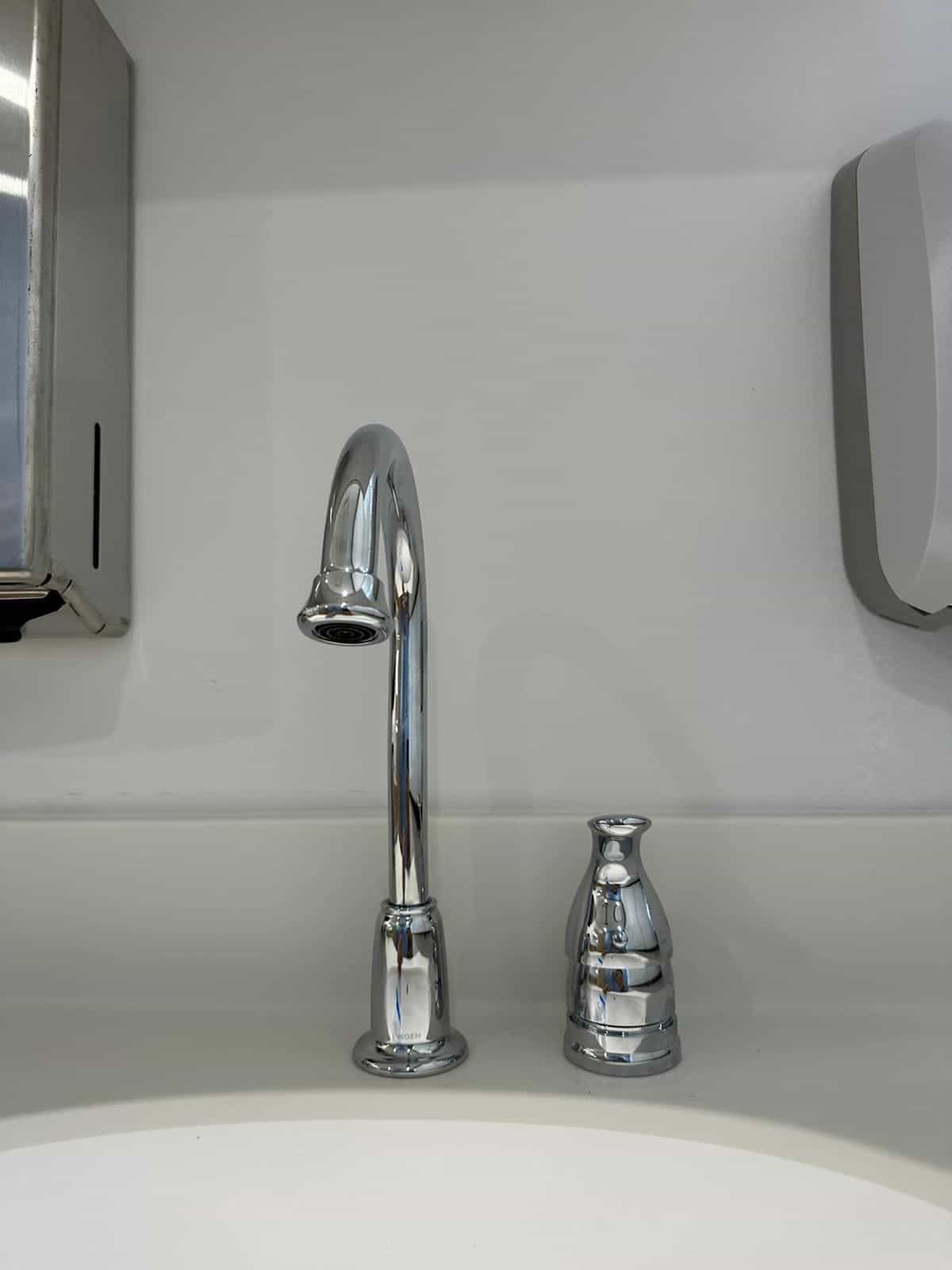 Before and after of a Faucet installation by a plumber in Pinecrest