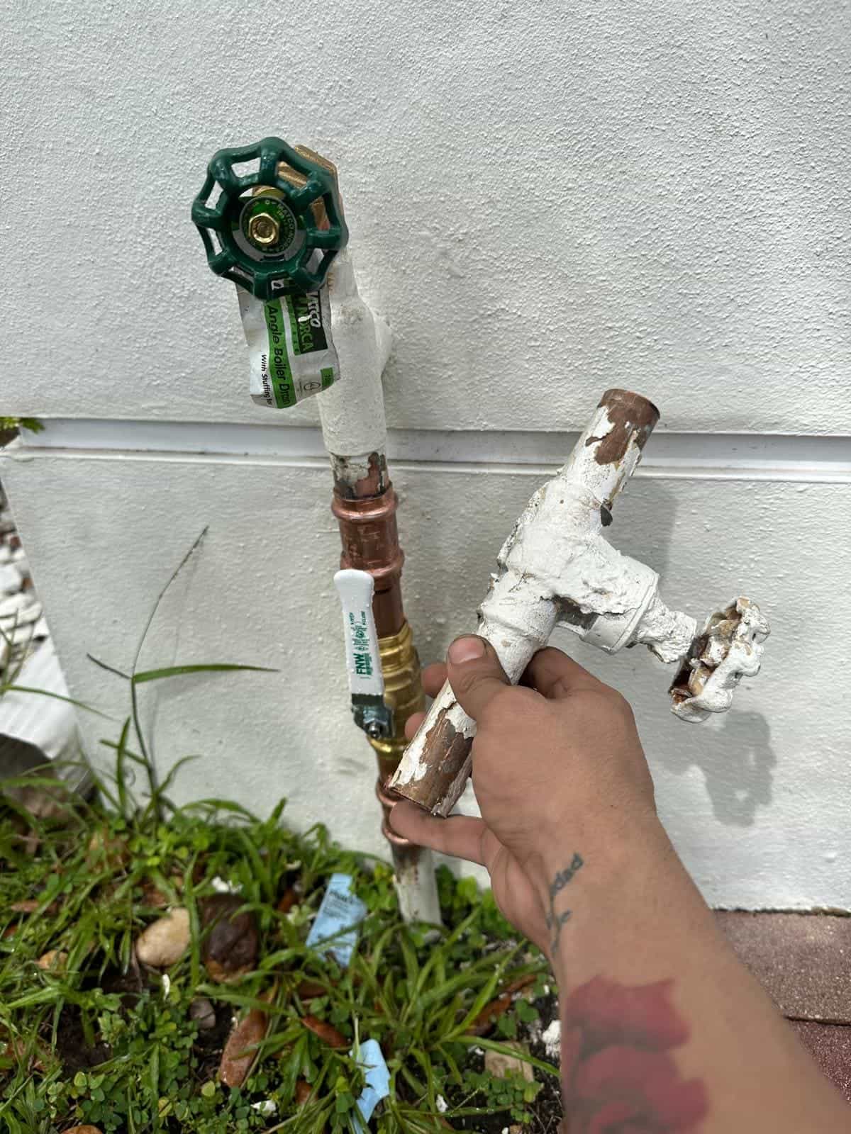 Before and after of a Main valve replacement by a plumber in Pinecrest